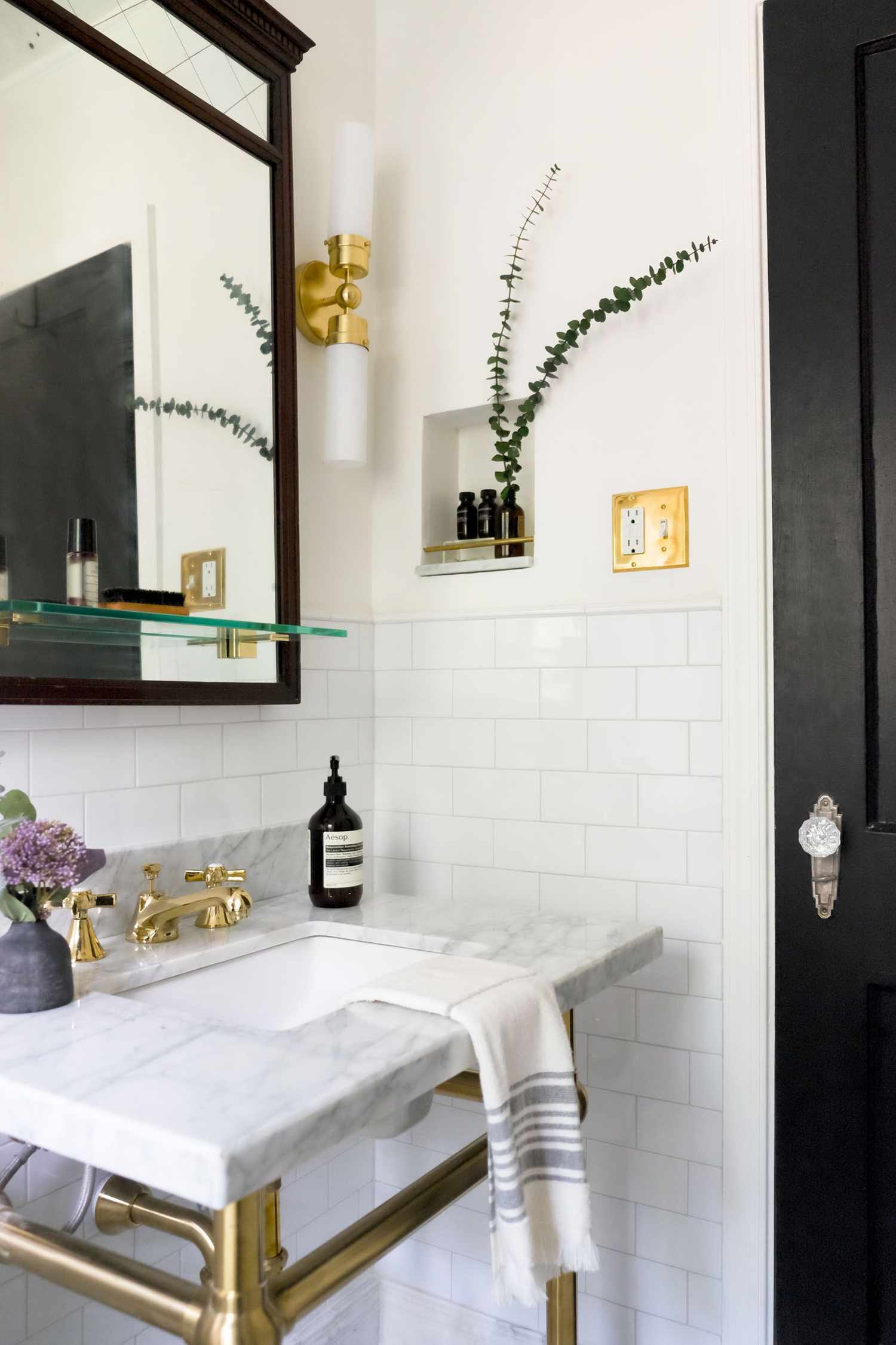 lavabo de salle de bain sans rangement avec niche