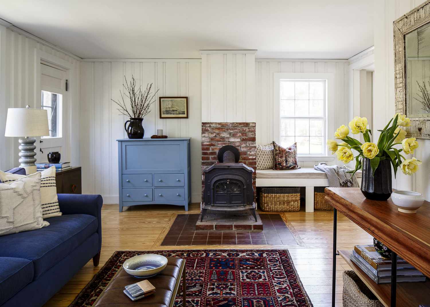 mur en shiplap au-dessus de la cheminée