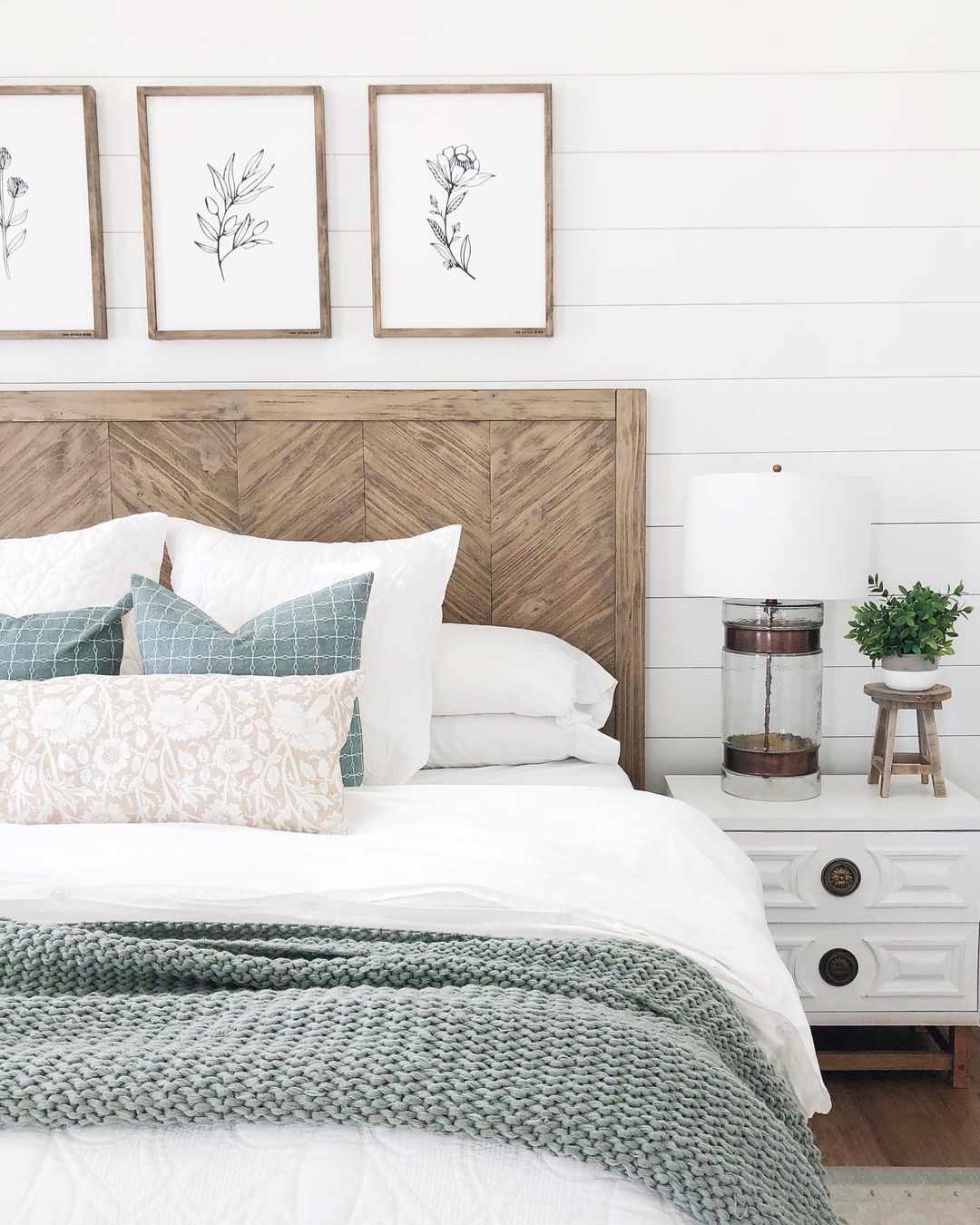 chambre à coucher en shiplap blanc