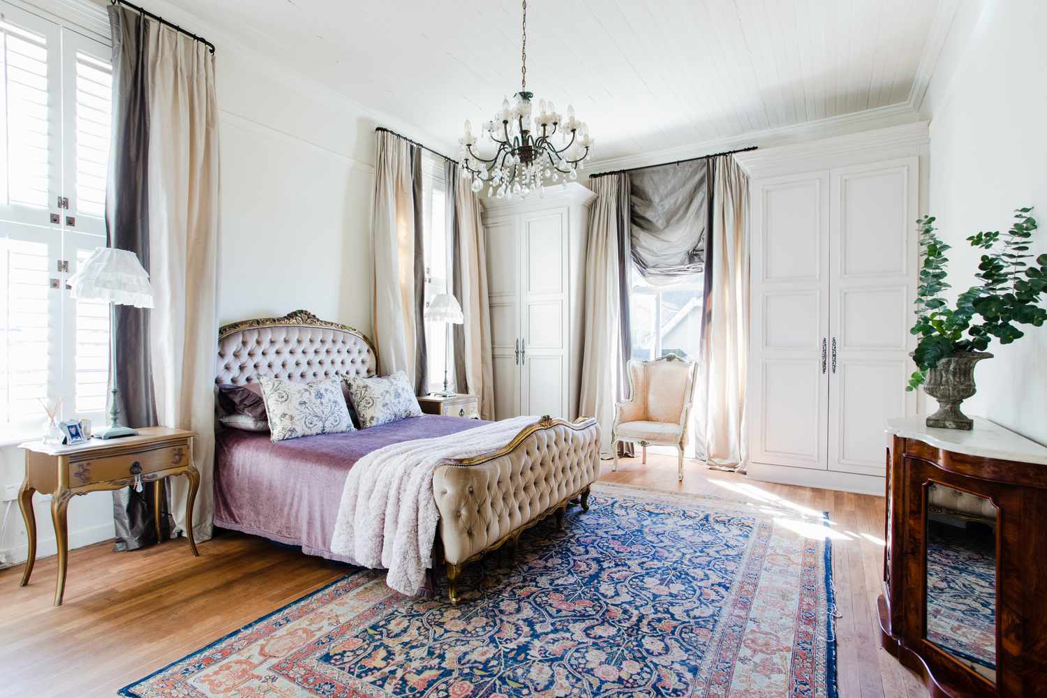 Décoration de chambre à coucher primaire de style romantique