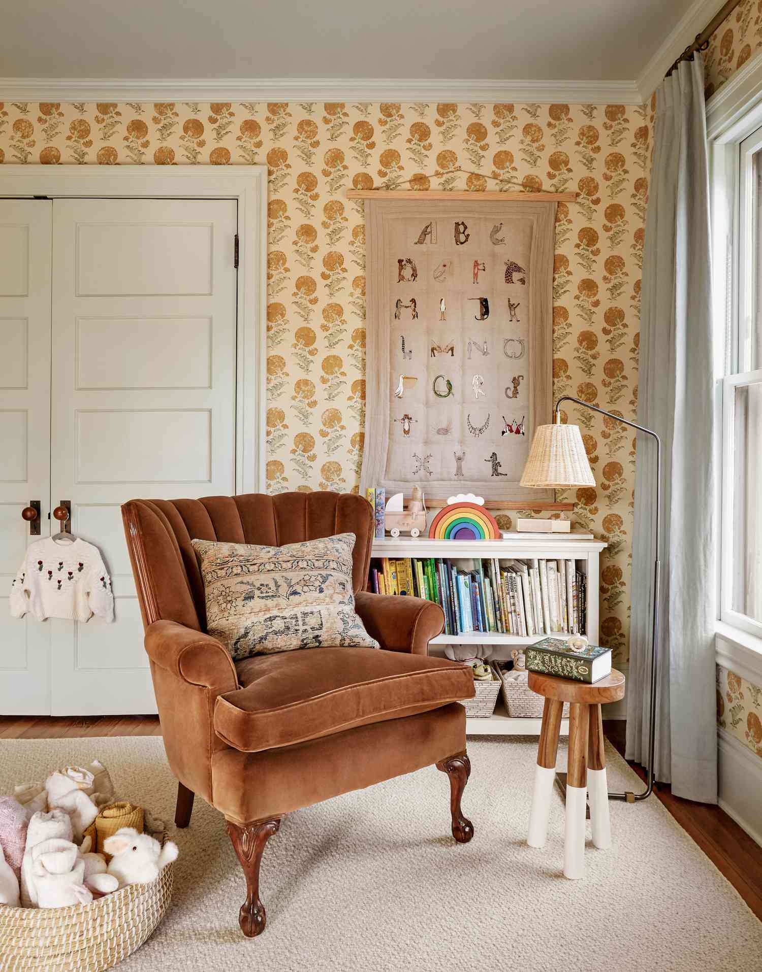 Chambre d'enfant avec bibliothèque