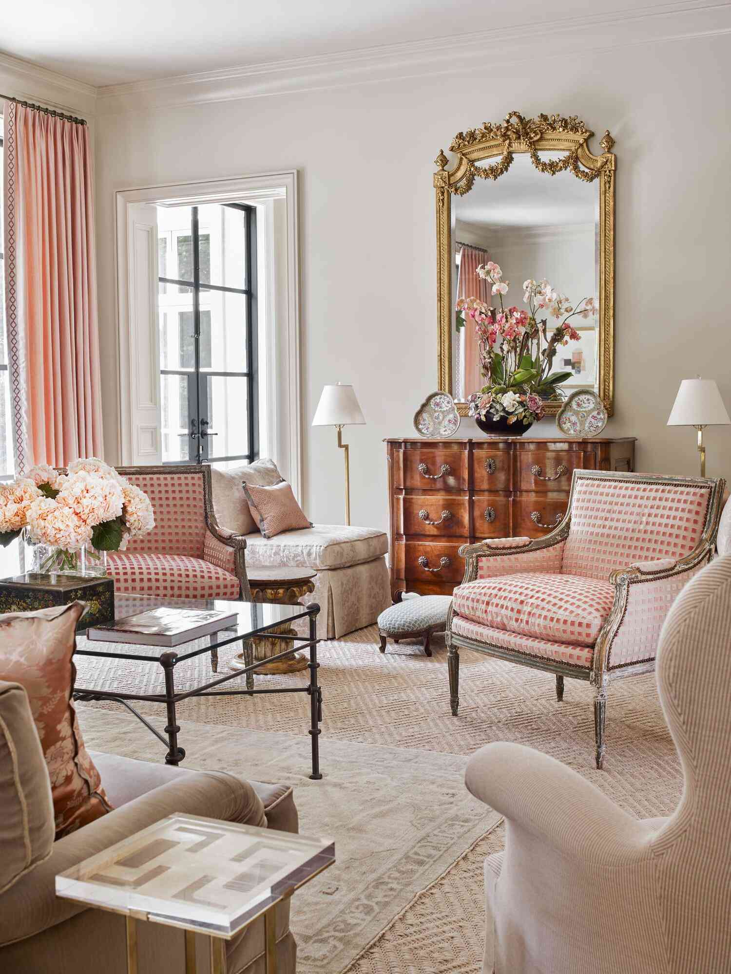 Des fleurs fraîches dans un intérieur romantique - PAS DE RÉUTILISATION