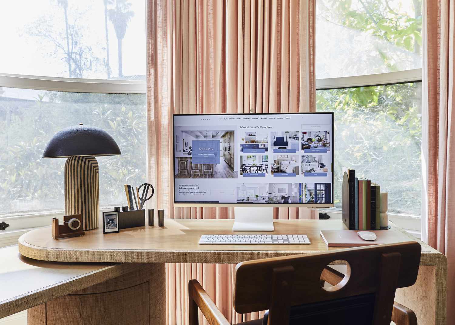 Lampe à poser en forme de champignon sur un bureau avec un ordinateur et diverses fournitures de bureau.