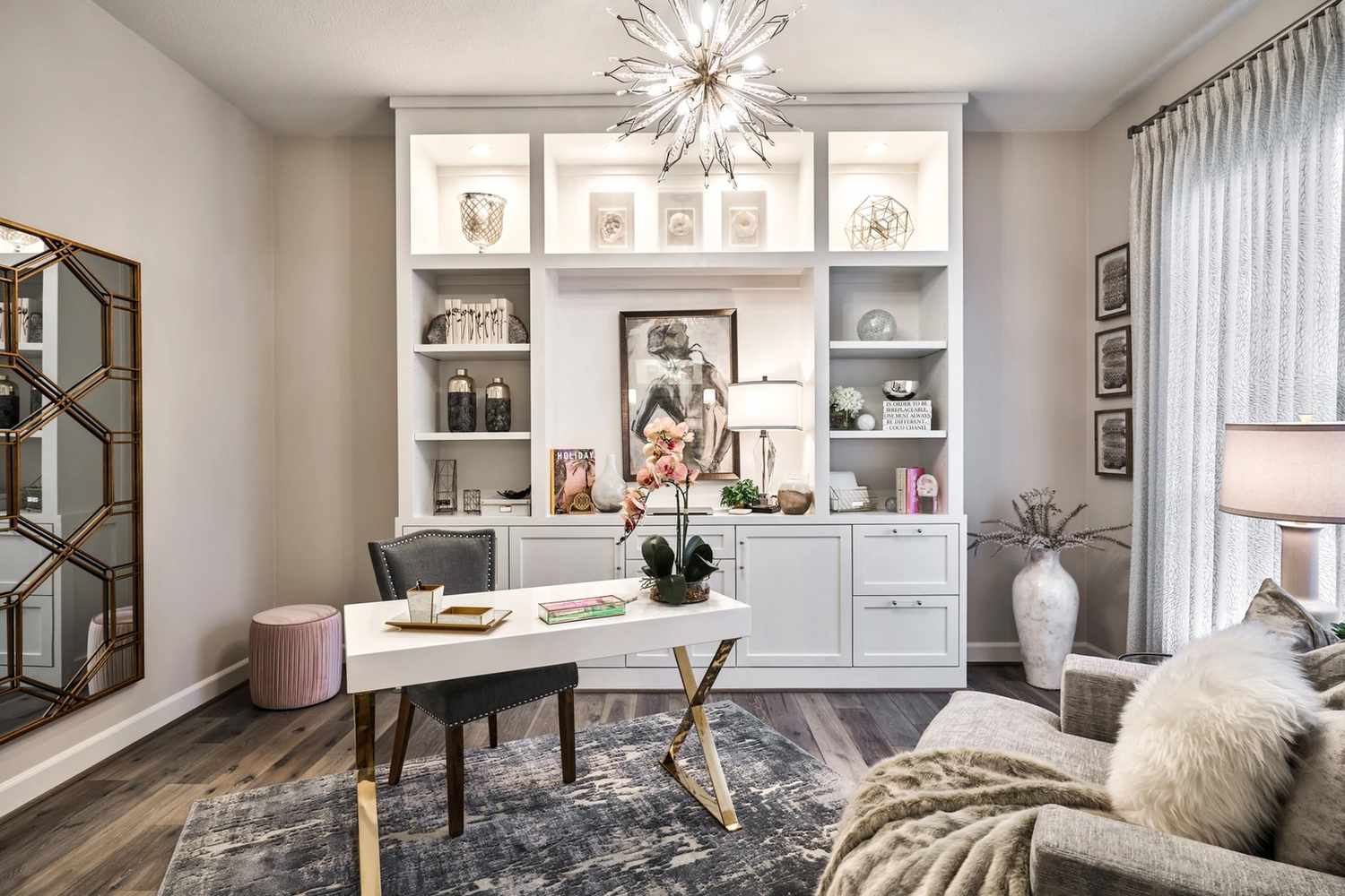 Éclairage à l'intérieur d'étagères encastrées dans un bureau à domicile moderne