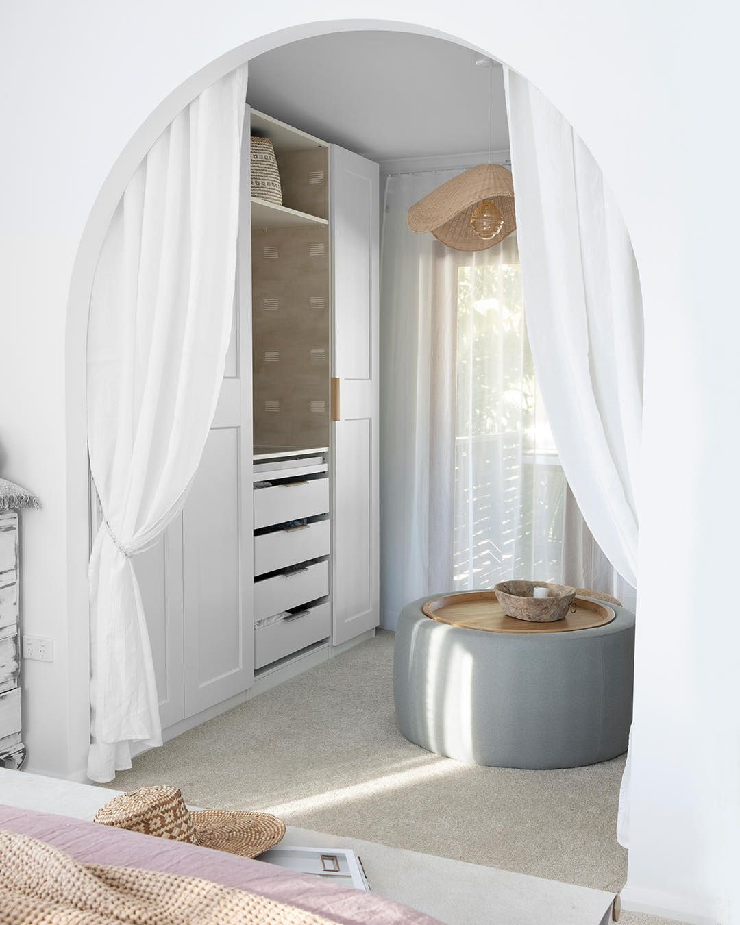 rideaux blancs sur placard
