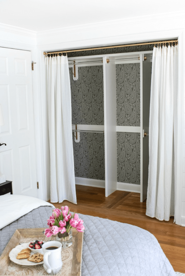 rideaux de placard blancs