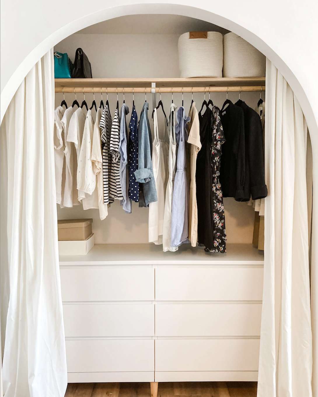 armoire cintrée avec rideaux blancs