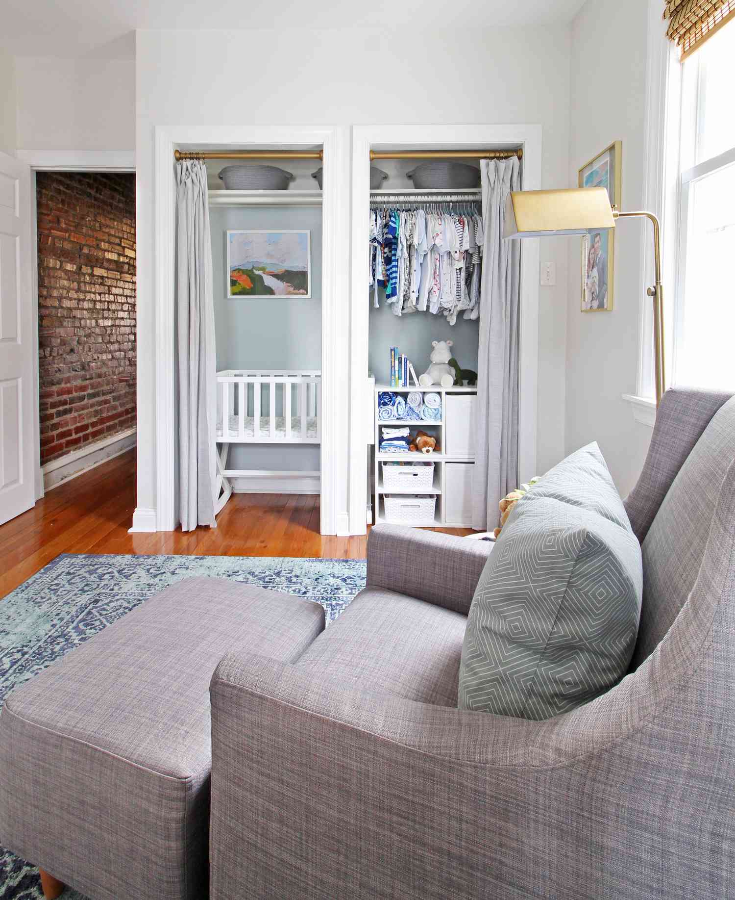 armoire double avec rideaux