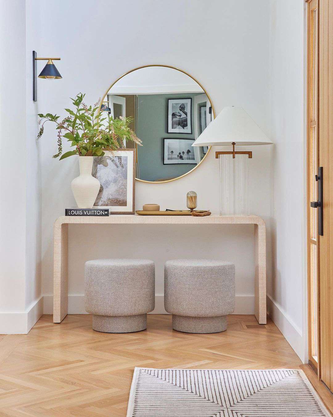 Entrée avec une lampe de table et une applique murale.