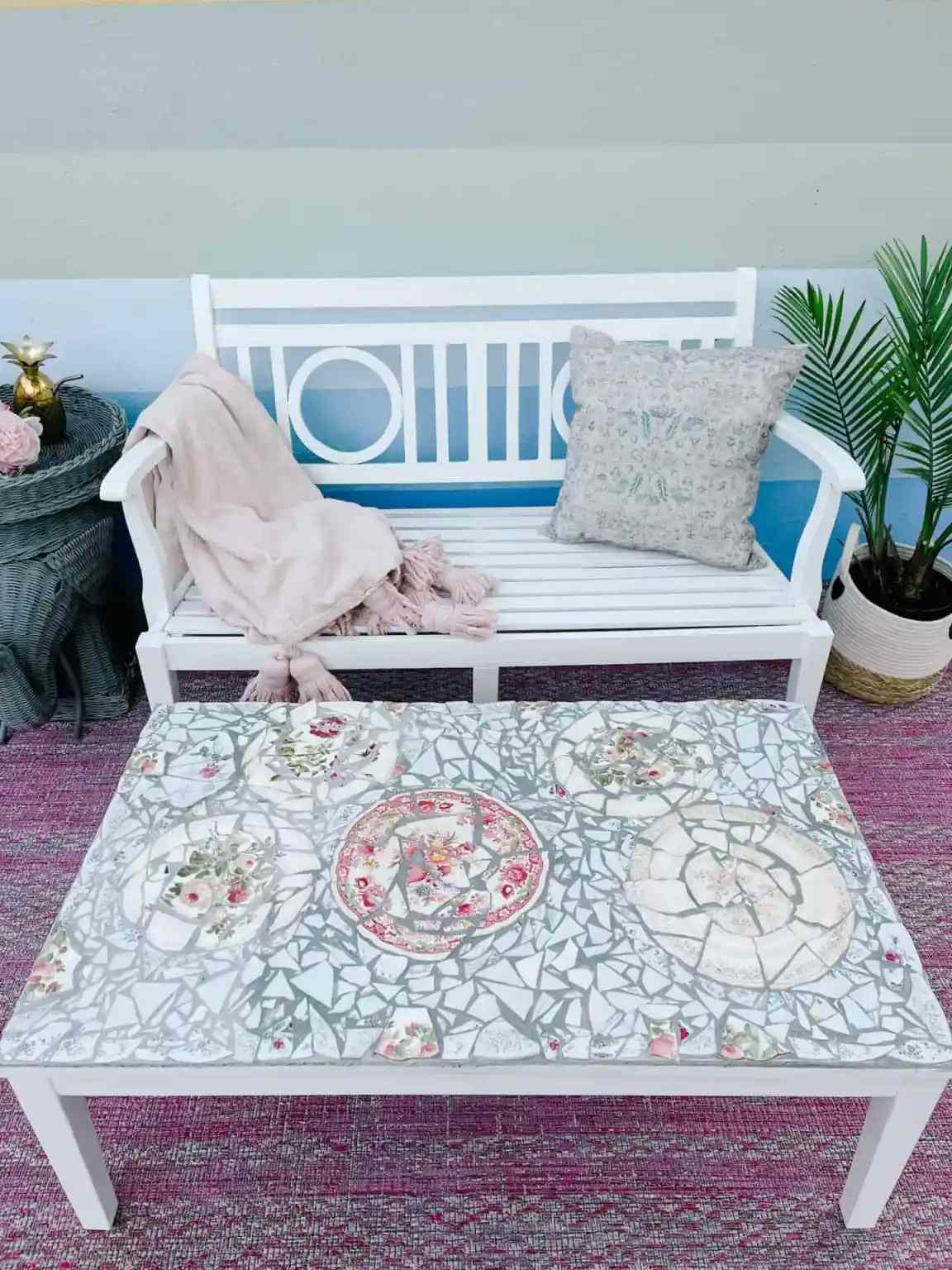 Table basse d'extérieur avec mosaïque de vaisselle cassée