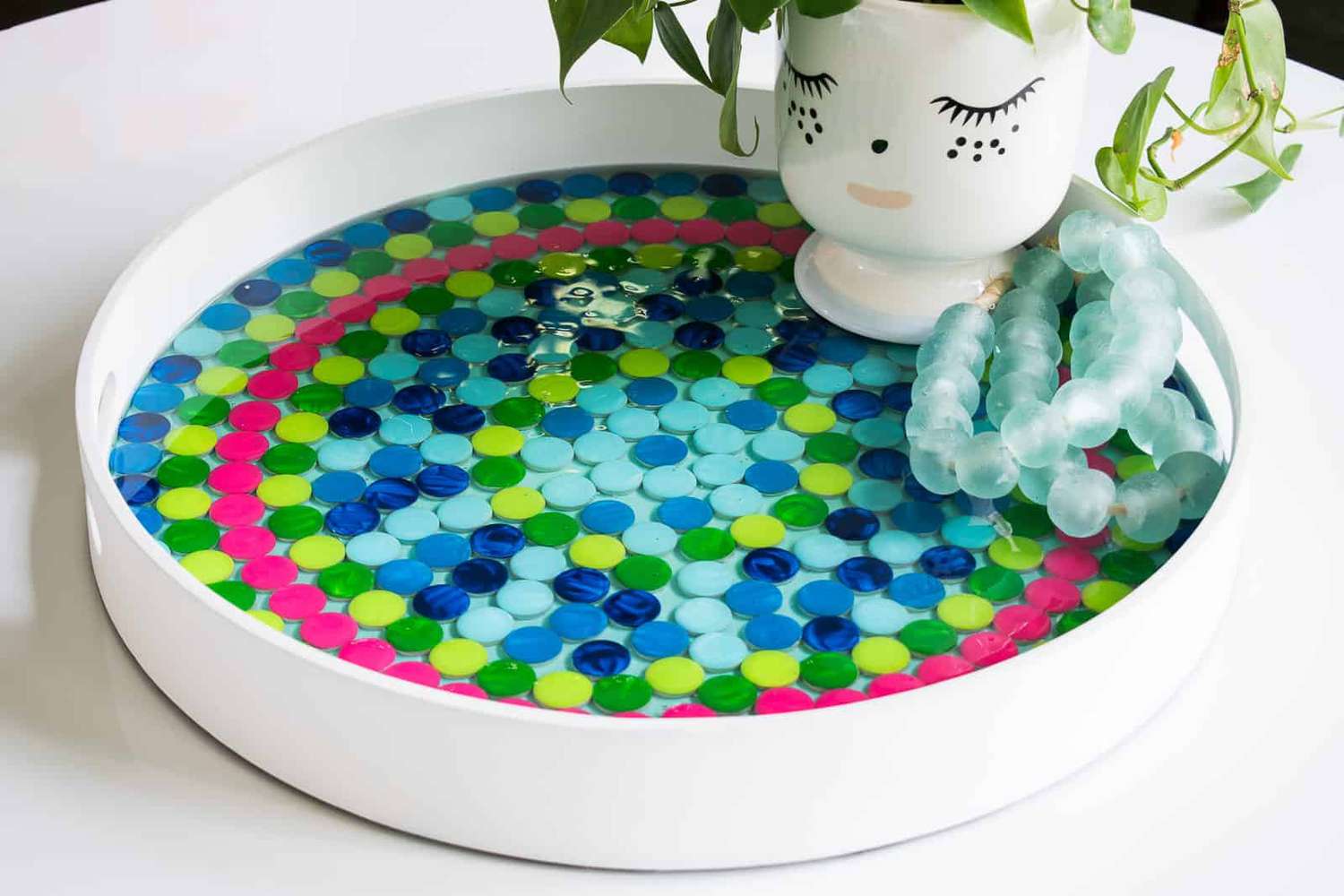 Un plateau en mosaïque coloré