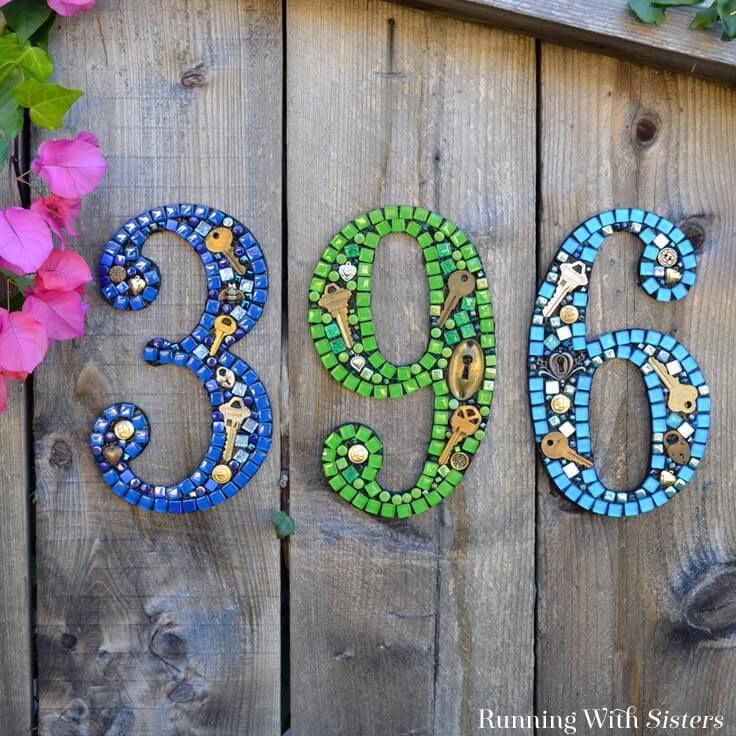 Numéros de maison en mosaïque accrochés à une clôture