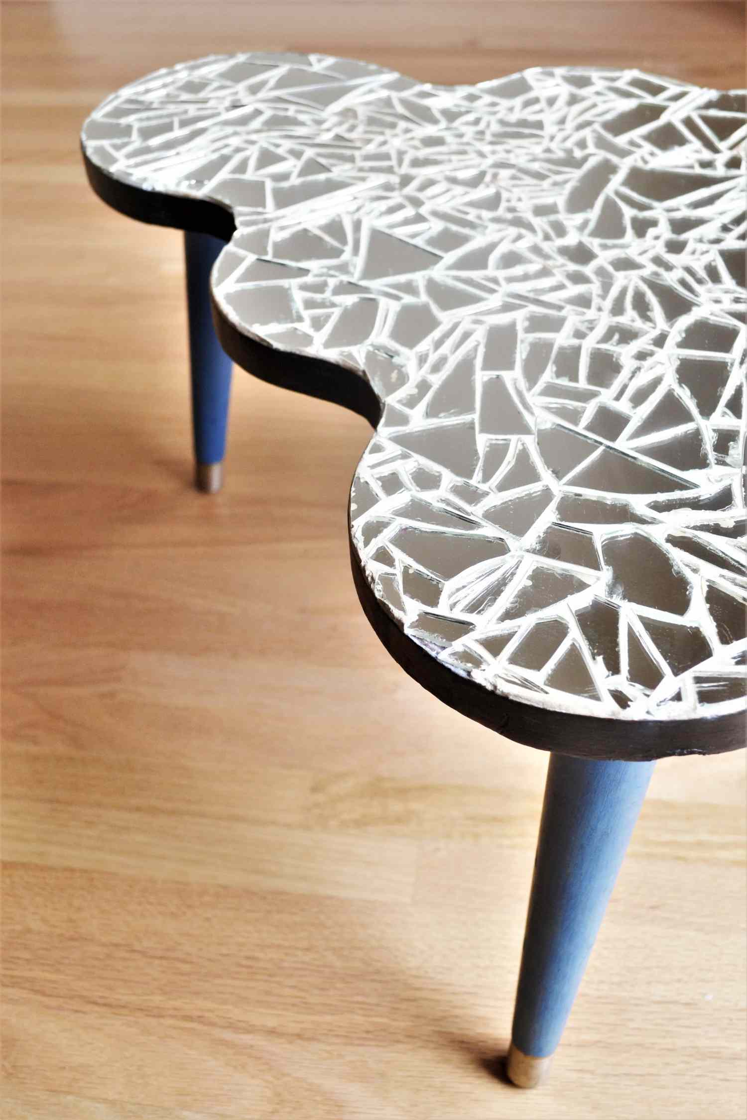 Gros plan d'un plateau de table composé de verre brisé.