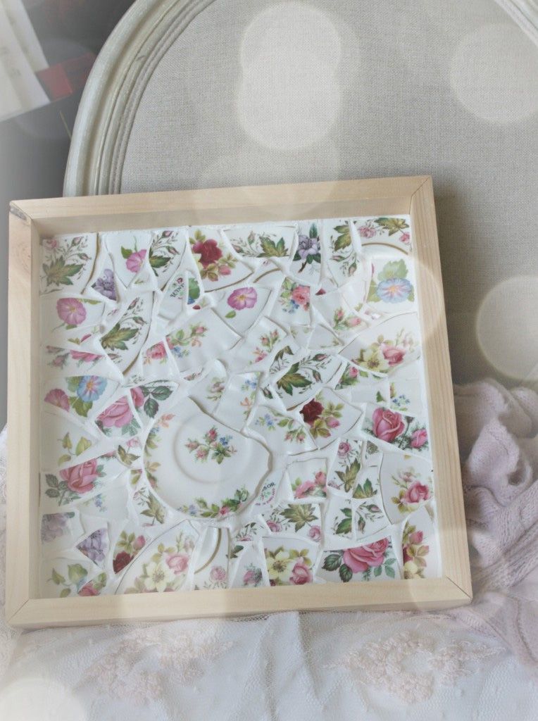 Une mosaïque créée à partir de morceaux de soucoupes de thé.