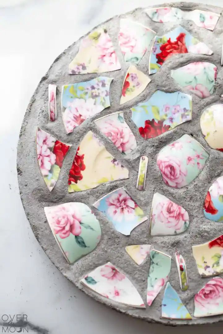Un pavé en mosaïque de vaisselle cassé