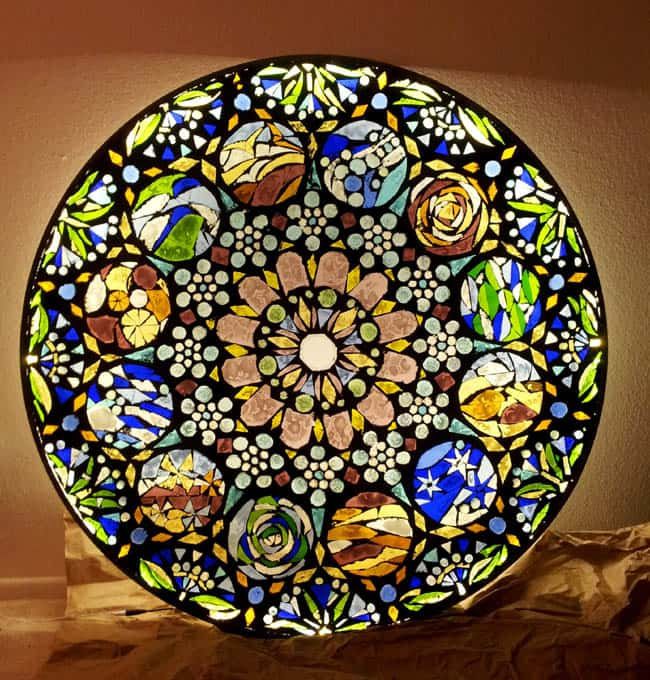 Une lampe en mosaïque colorée