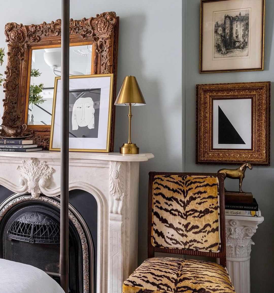 œuvres d'art encadrées dans la chambre à coucher
