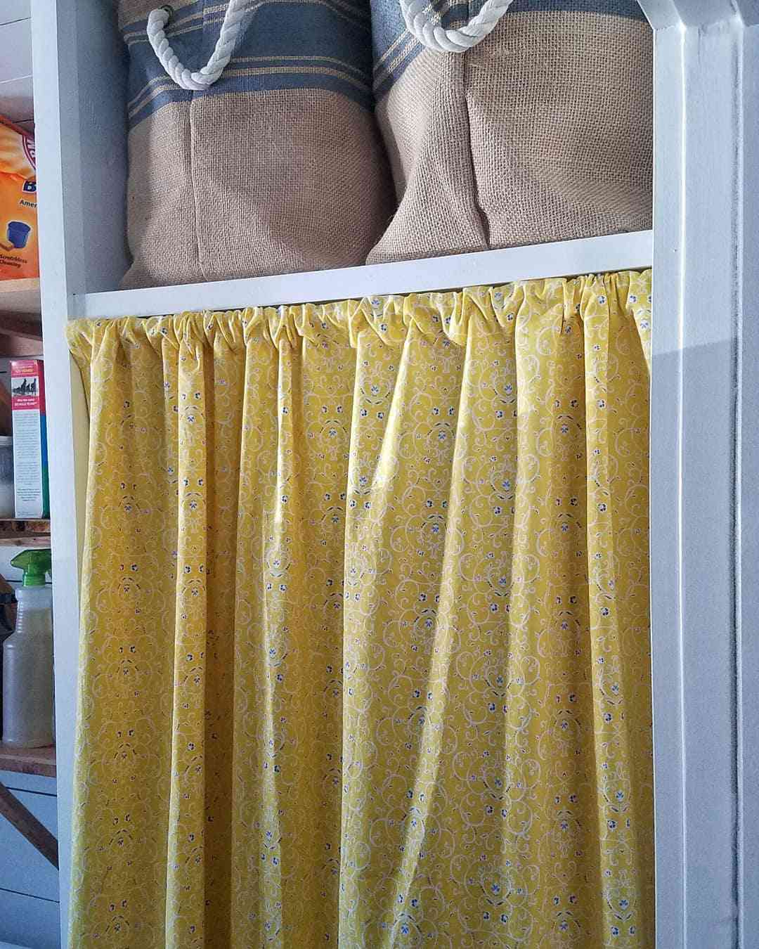 rideaux de penderie à fronces jaunes