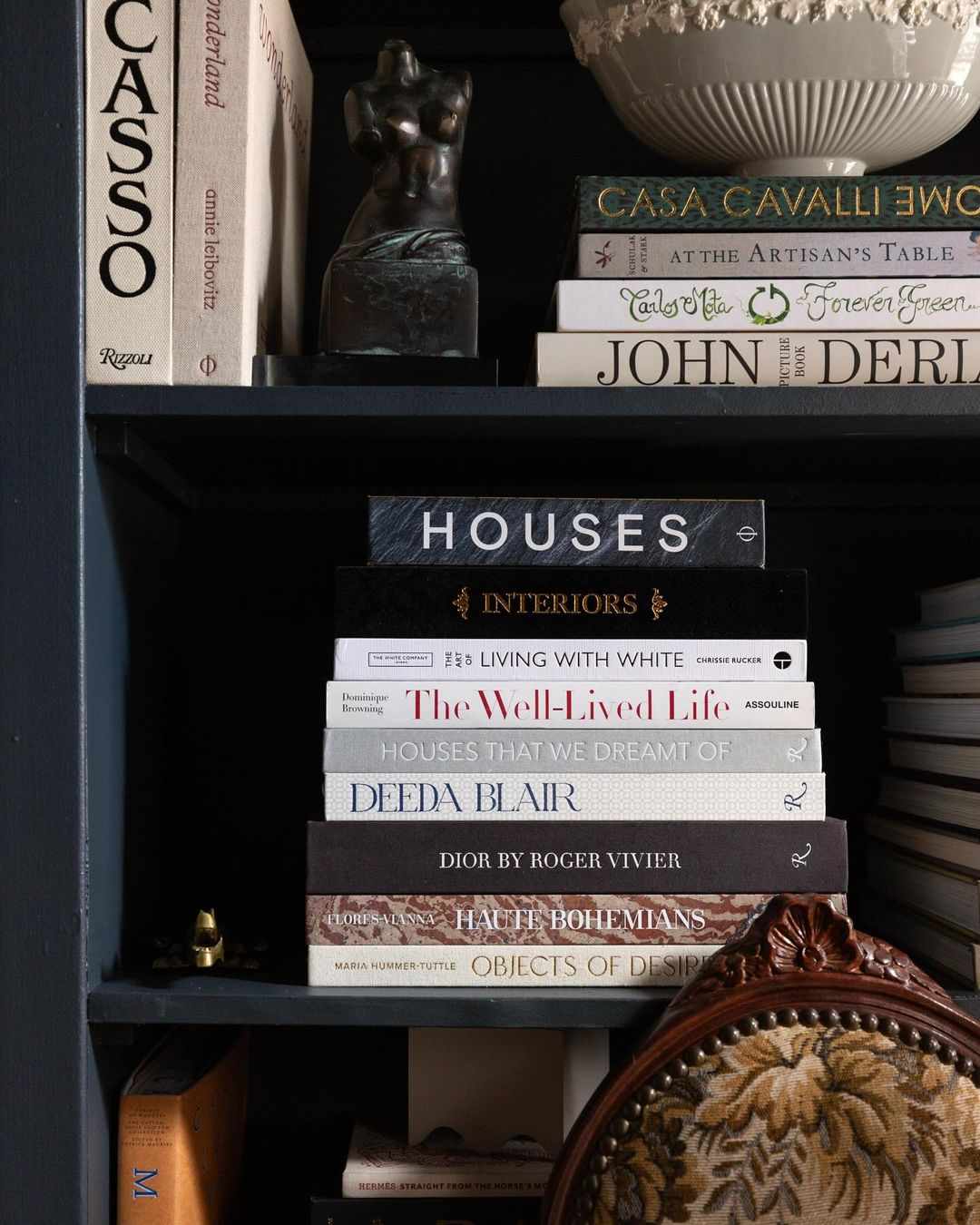 meubles à encastrer bleu marine avec livres