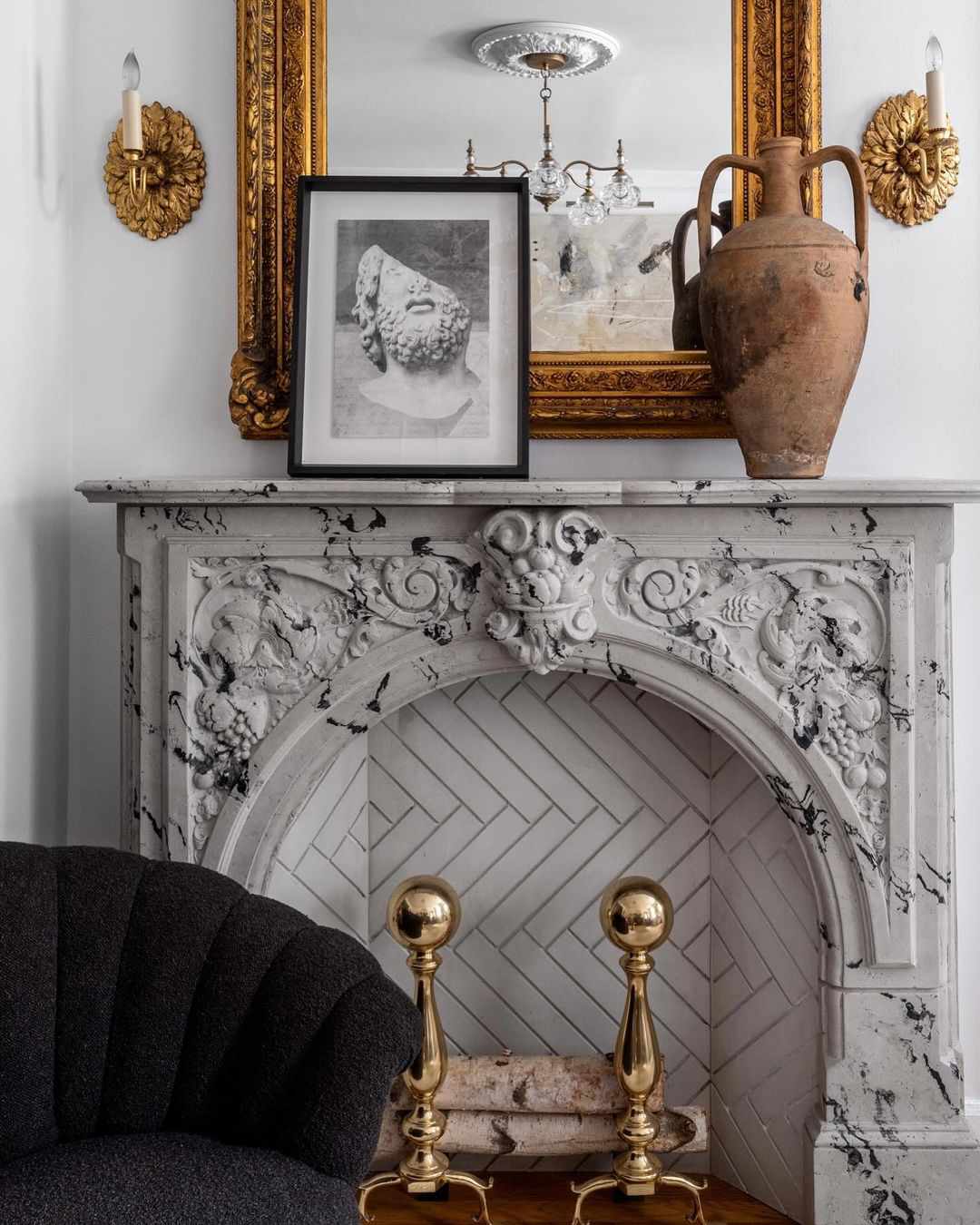 Cheminée en marbre dans un salon d'appartement