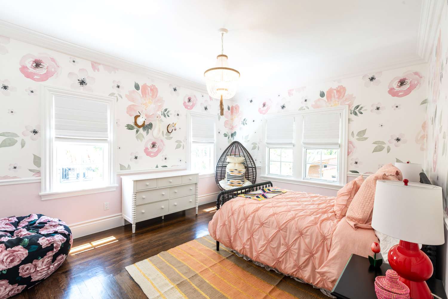 Chambre d'adolescente noire, rose et rouge