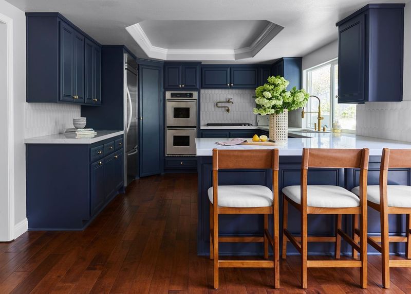 Armoires de cuisine bleu foncé.