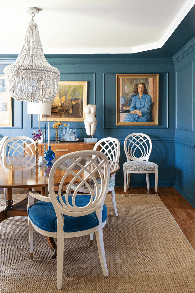 Peinture murale bleu foncé.