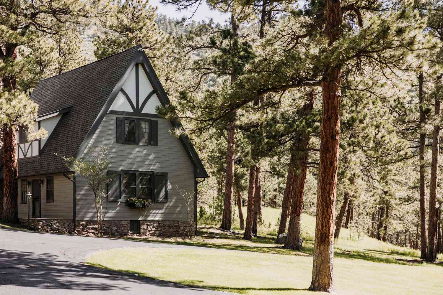 maison grise et noire