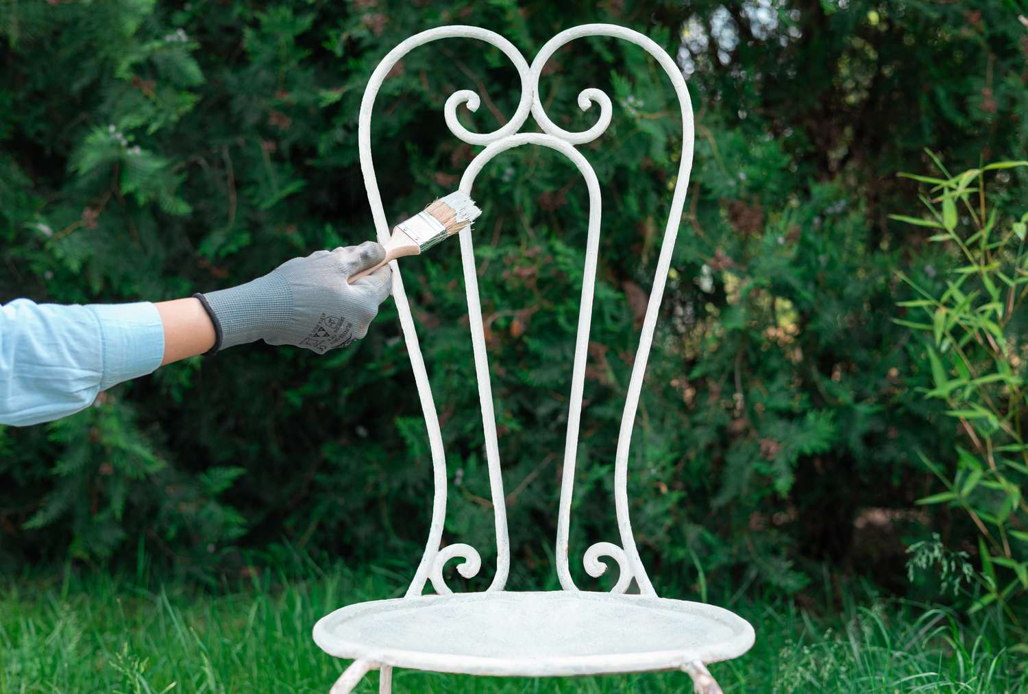 Chaise rouillée peinte