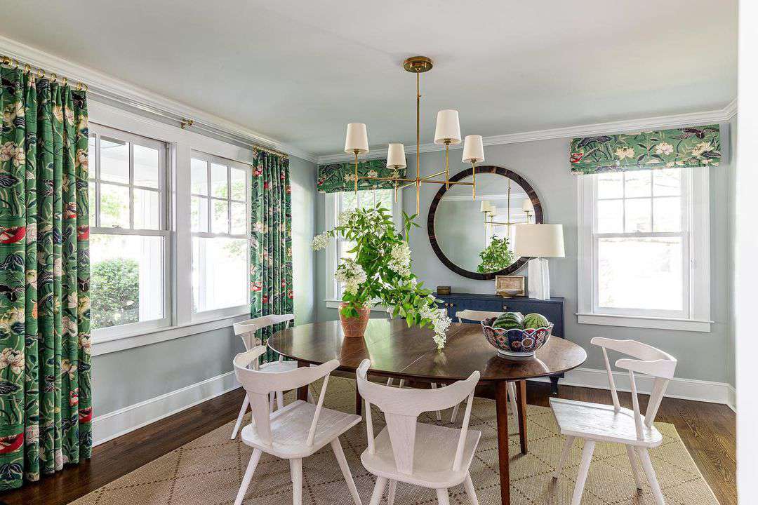 Salle à manger avec rideaux verts.