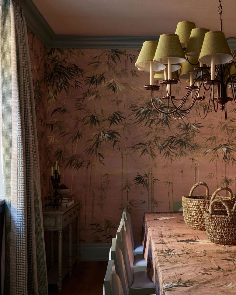 Salle à manger rose et verte.