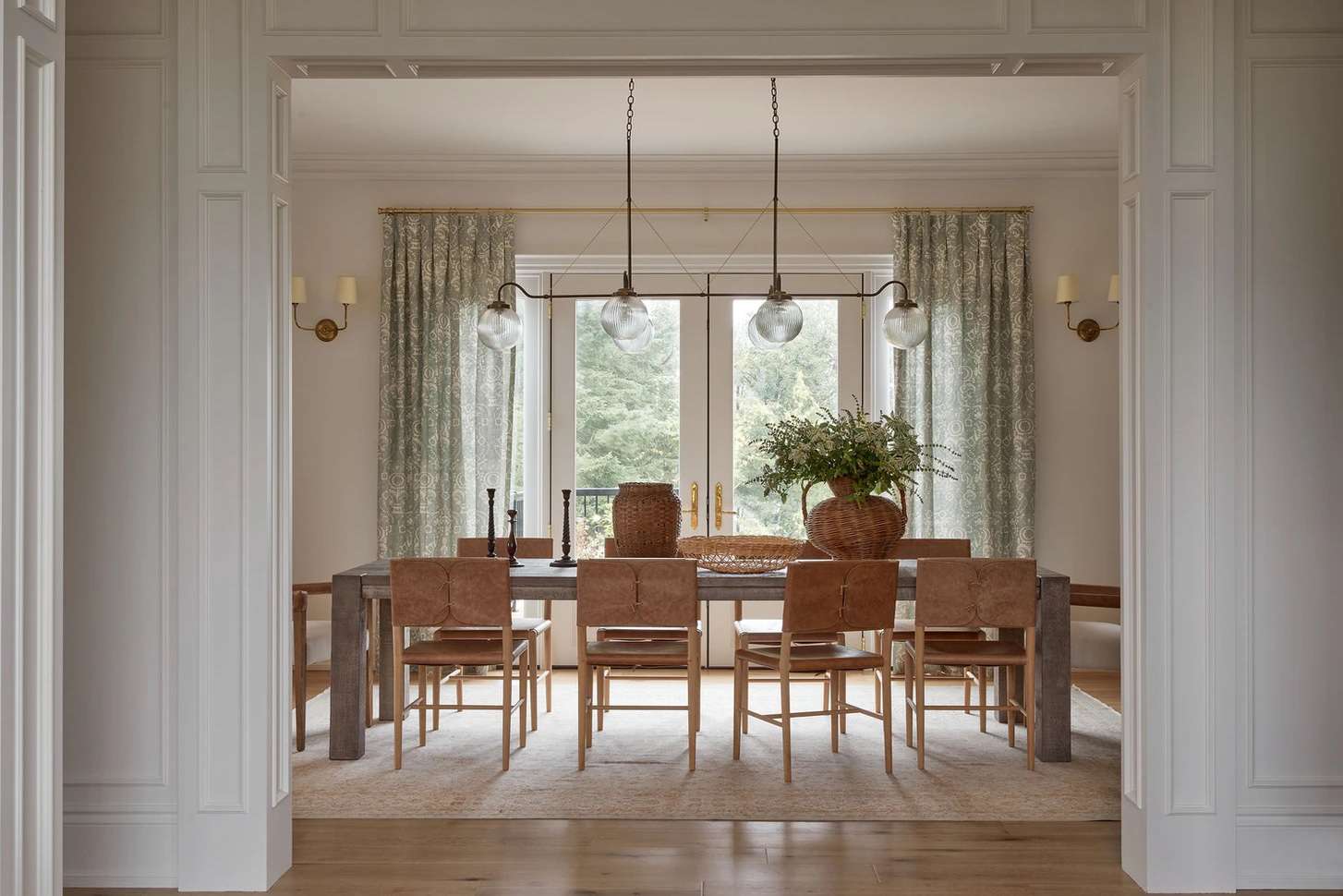 Salle à manger blanche avec de subtils rideaux verts.