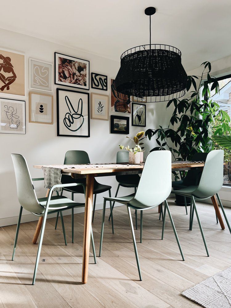 Petite salle à manger avec palette de couleurs vertes et noires.