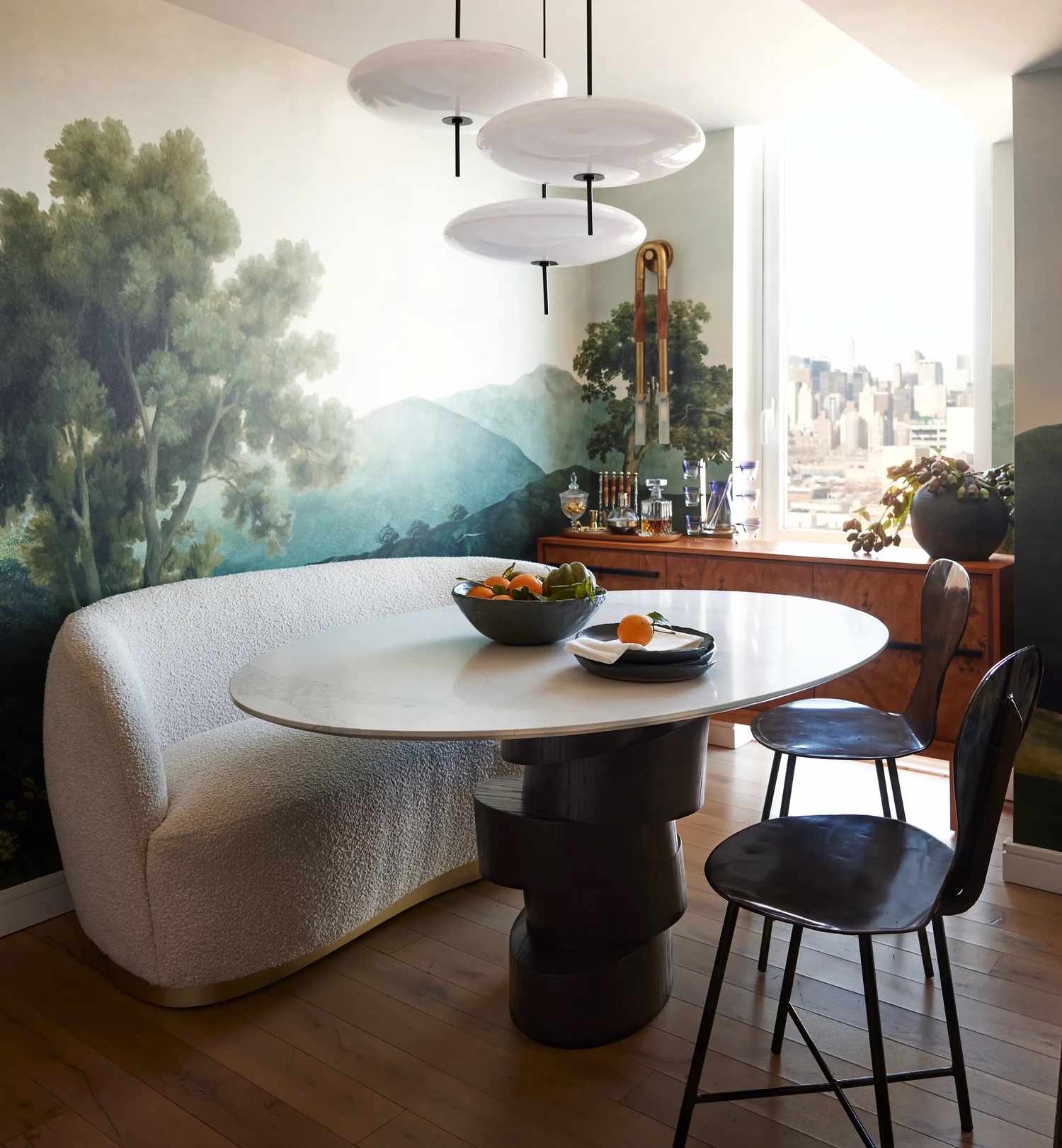 Salle à manger avec papier peint mural vert.