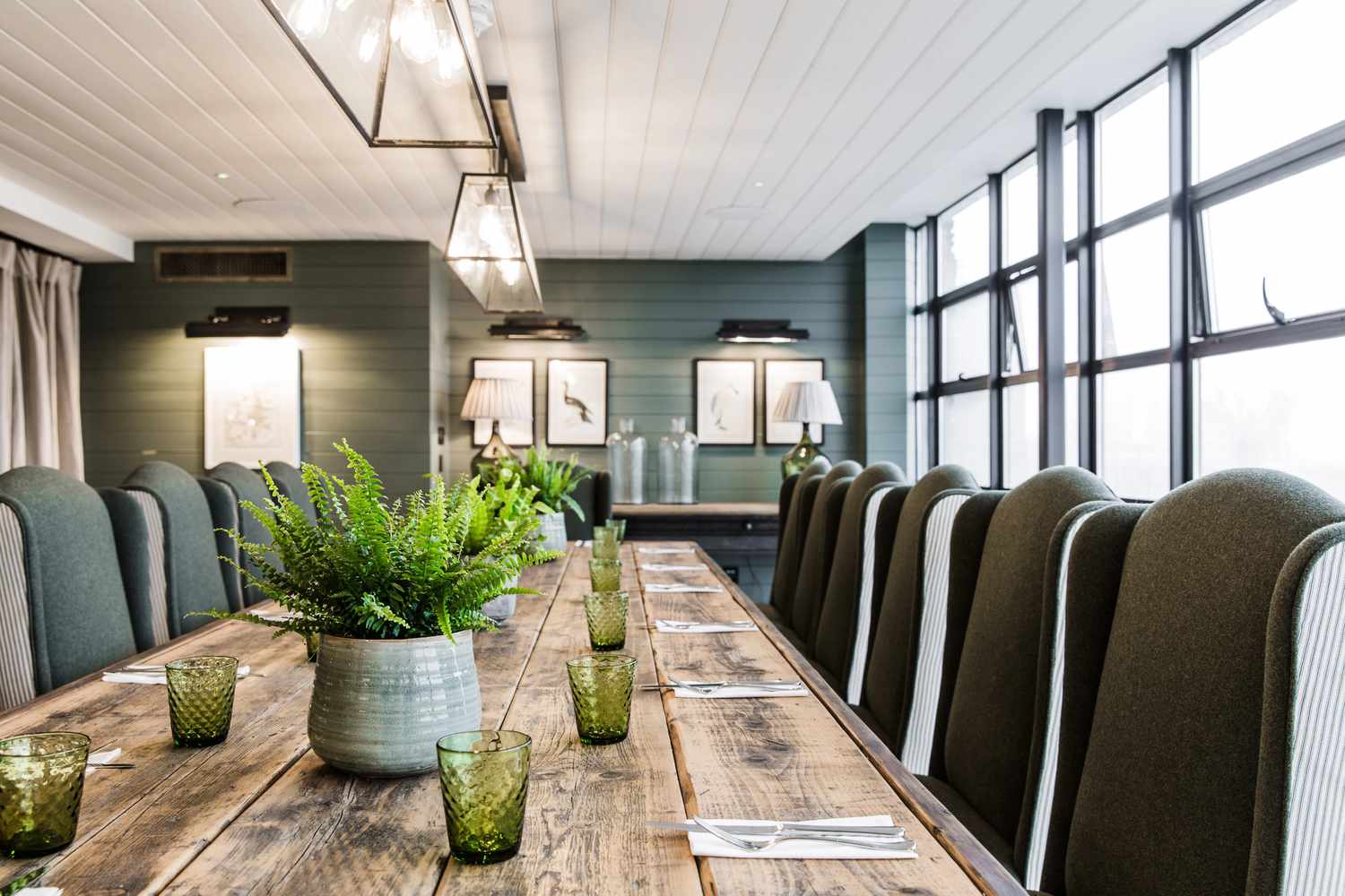 Salle à manger avec shiplap vert.