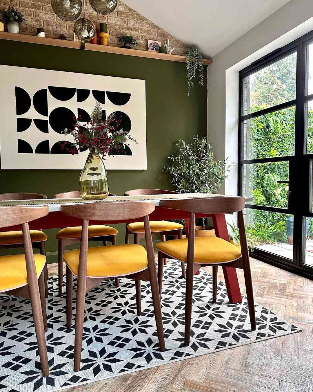 Salle à manger avec un mur d'accent vert.