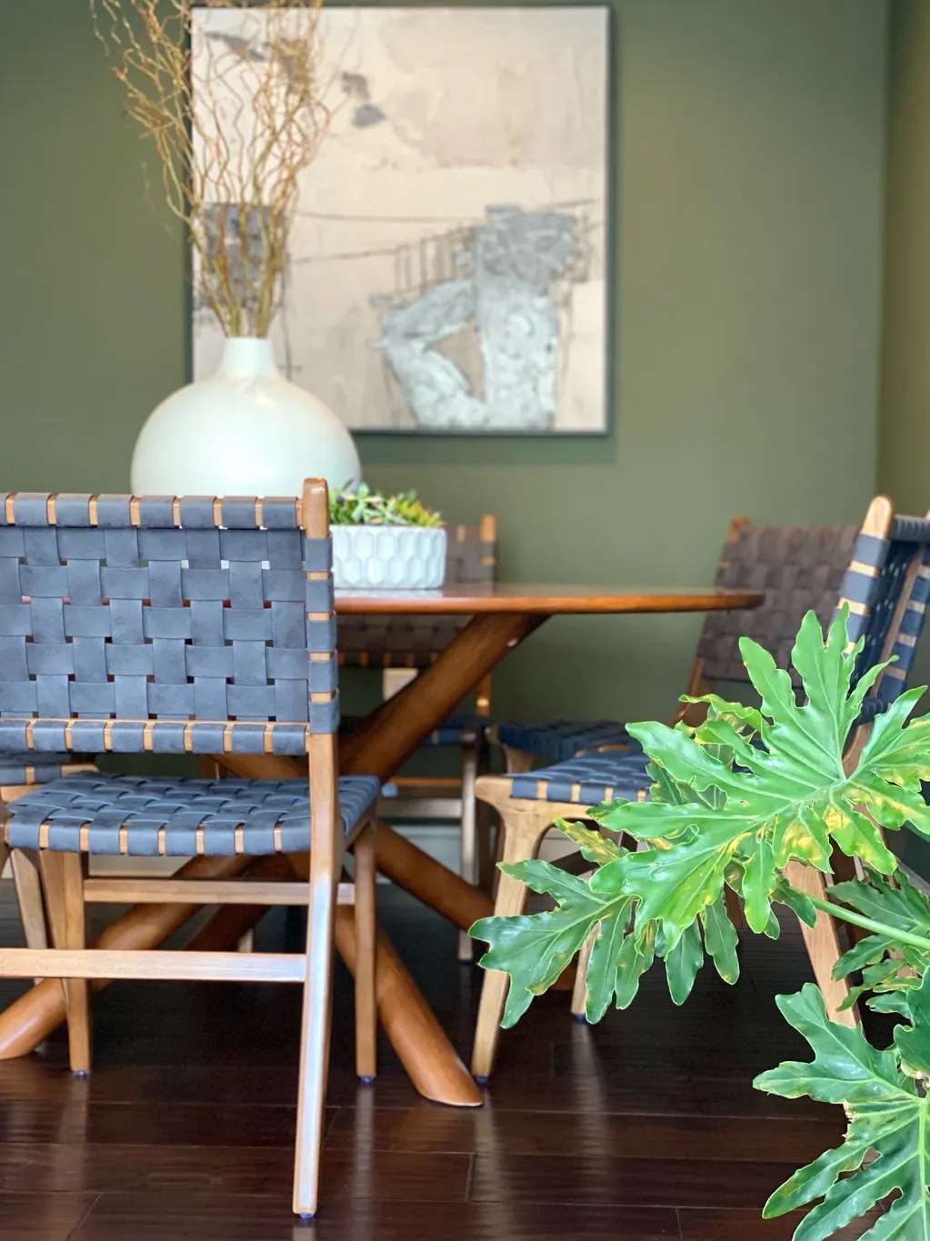 Salle à manger verte avec de grandes plantes d'intérieur.