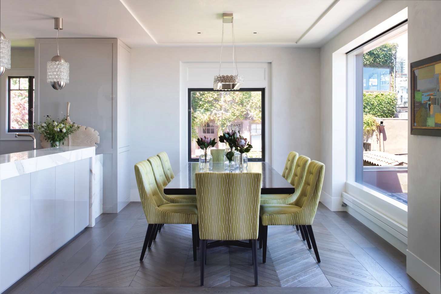 Salle à manger avec chaises vertes.