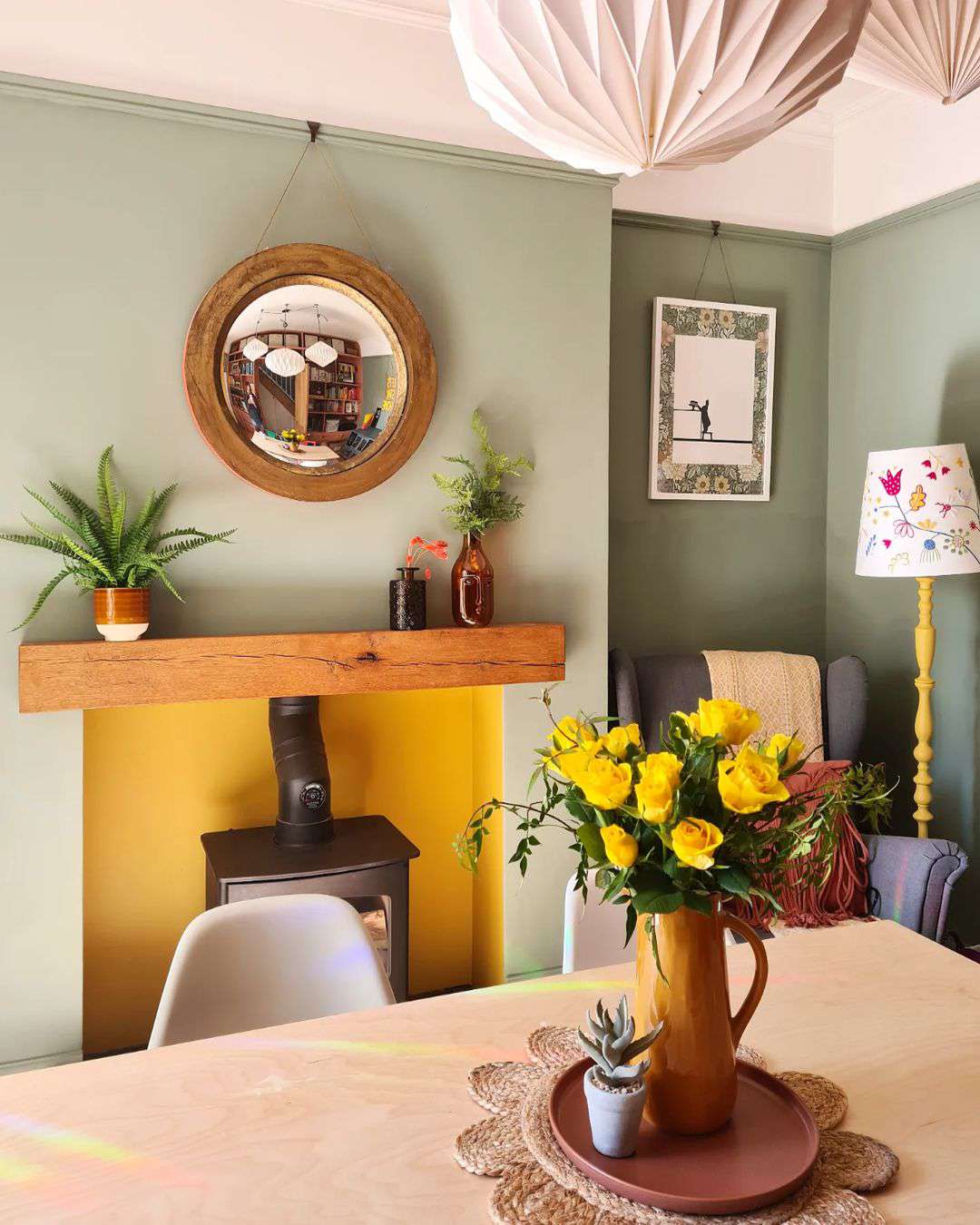 Salle à manger verte avec des touches de jaune.