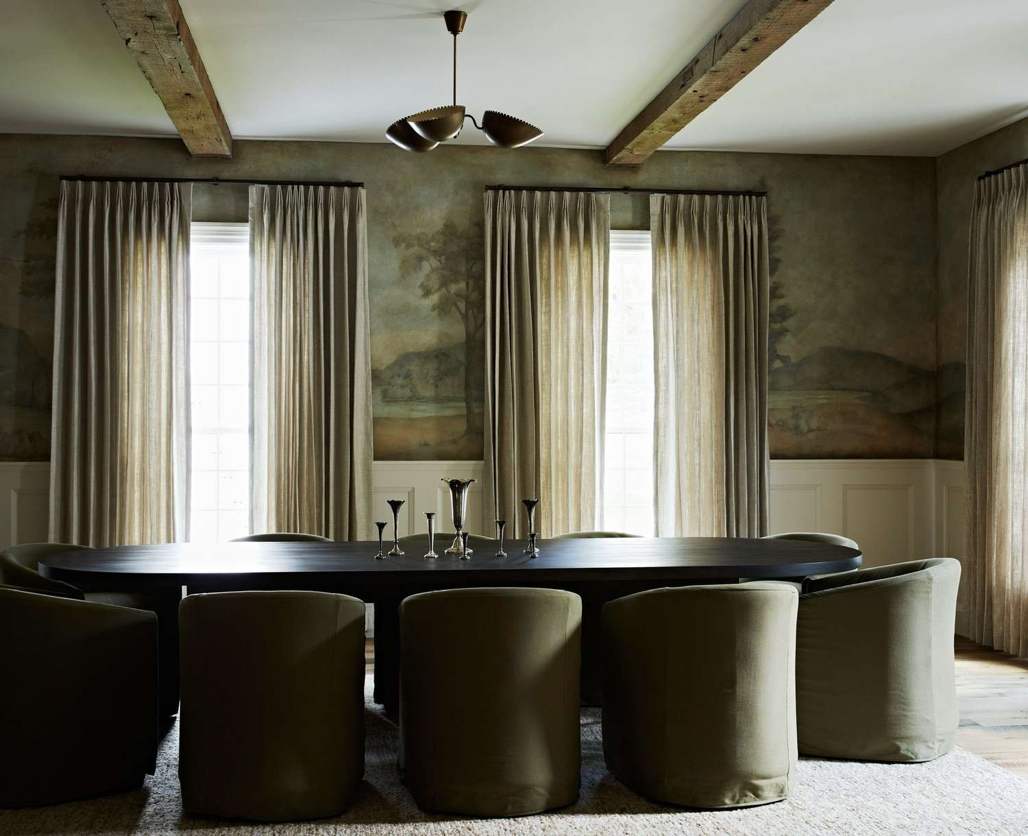 Salle à manger verte et sombre.