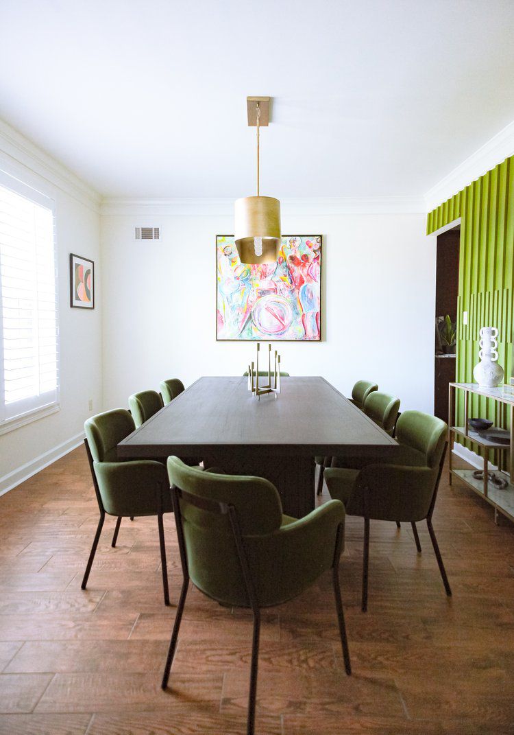Salle à manger avec mur d'accent vert citron.