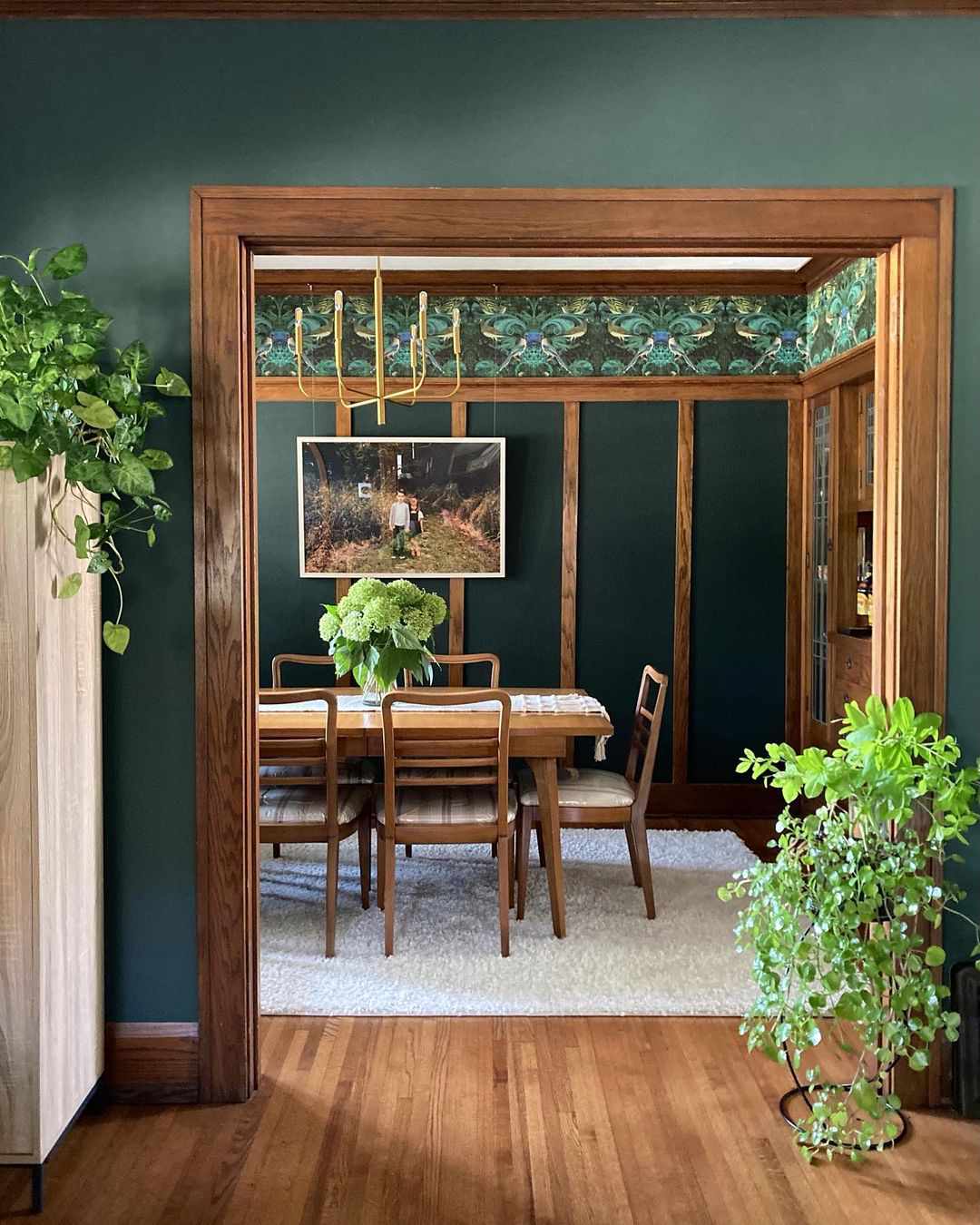 Salle à manger verte avec une riche peinture bleu-vert.
