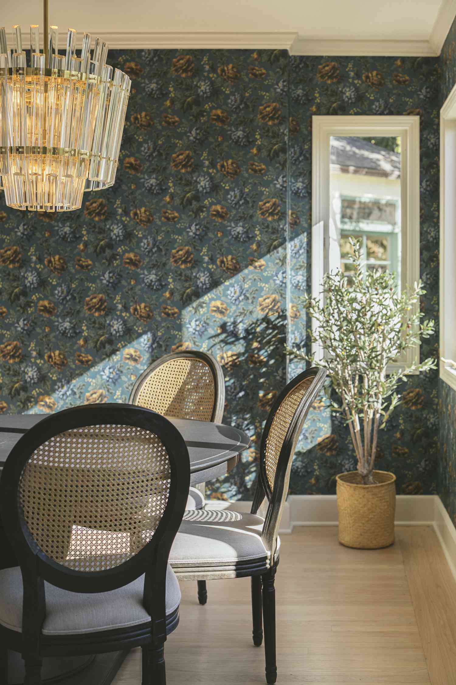Salle à manger avec papier peint bleu-vert.