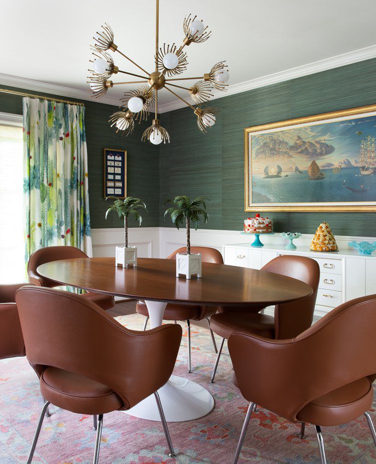 Salle à manger moderne midcentury verte et blanche.