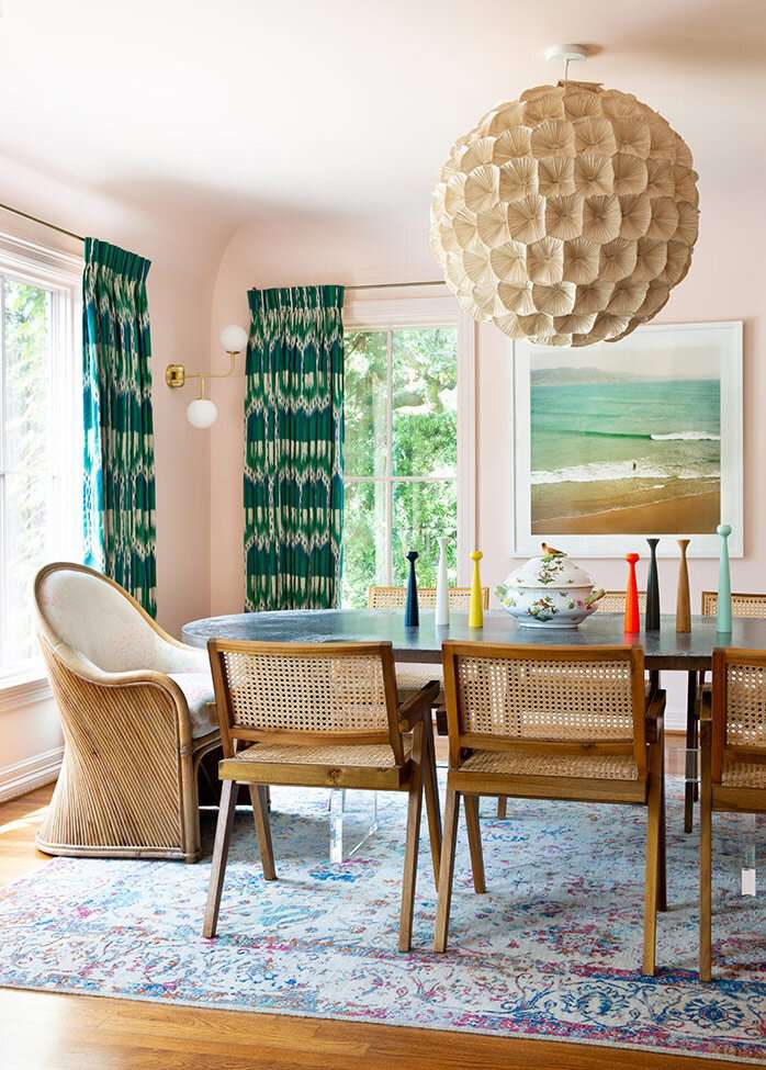 Salle à manger colorée avec des rideaux verts audacieux.