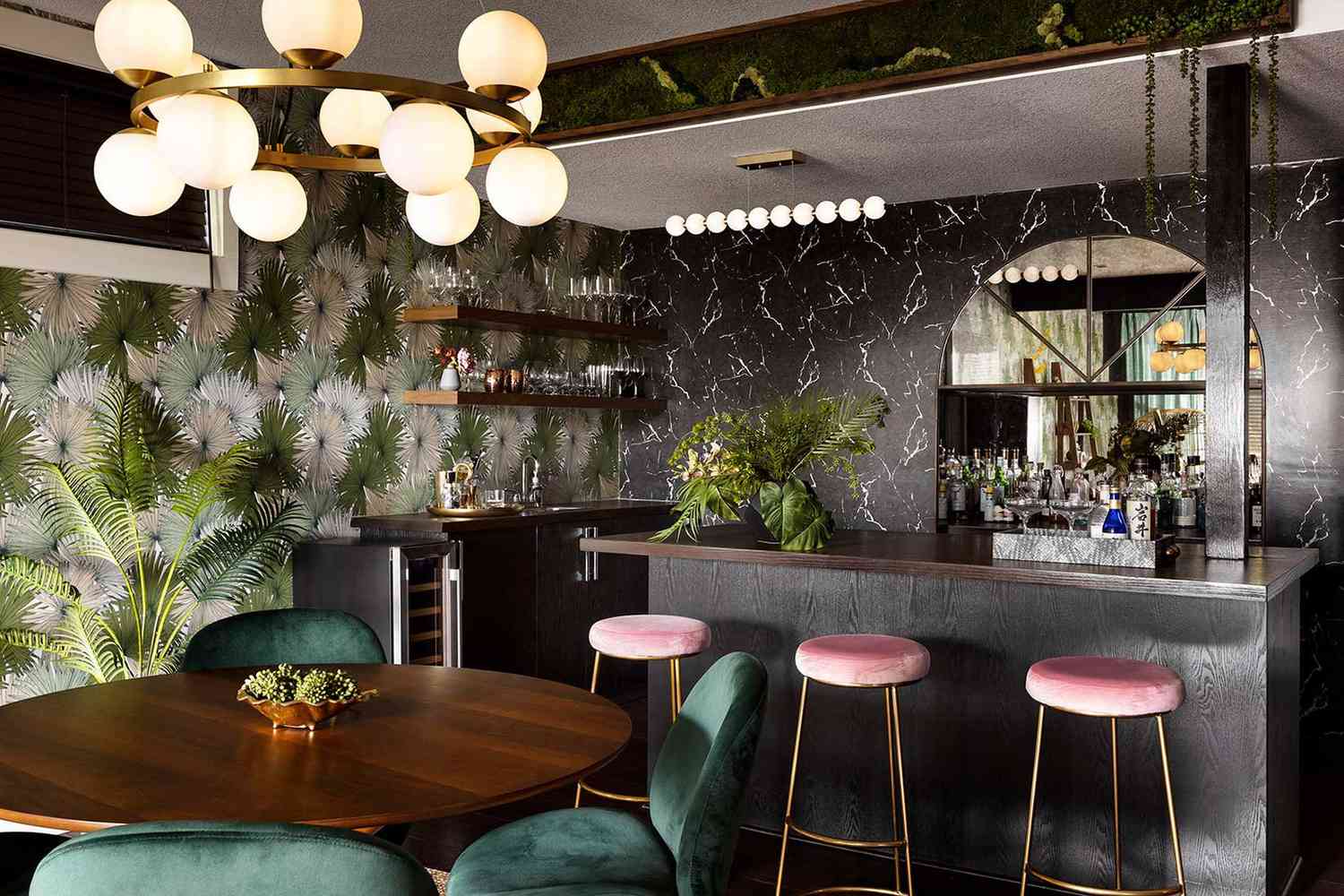 Salle à manger verte avec bar.