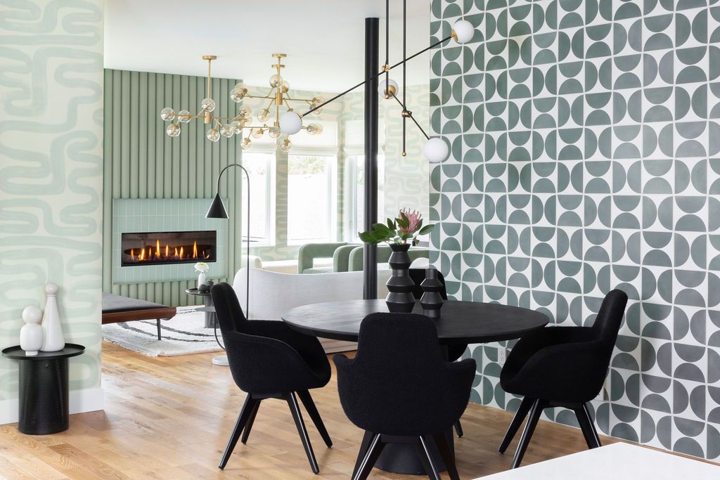 Salle à manger verte avec de nombreux motifs.