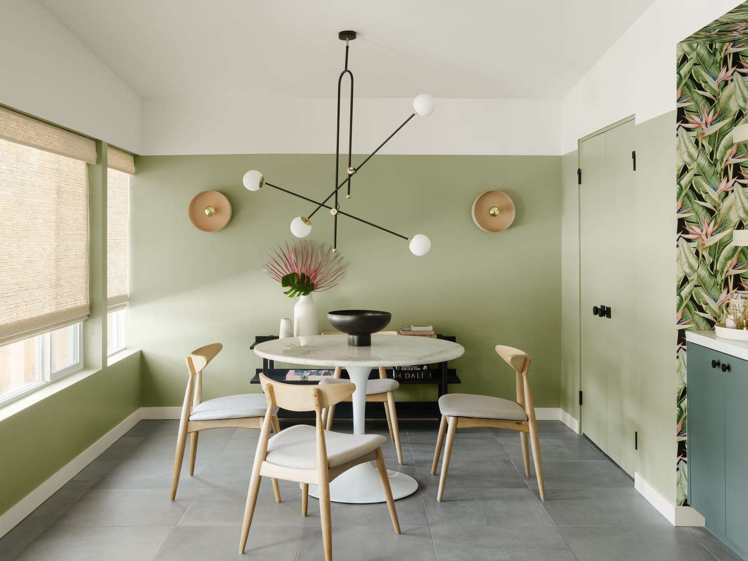 Salle à manger vert clair.