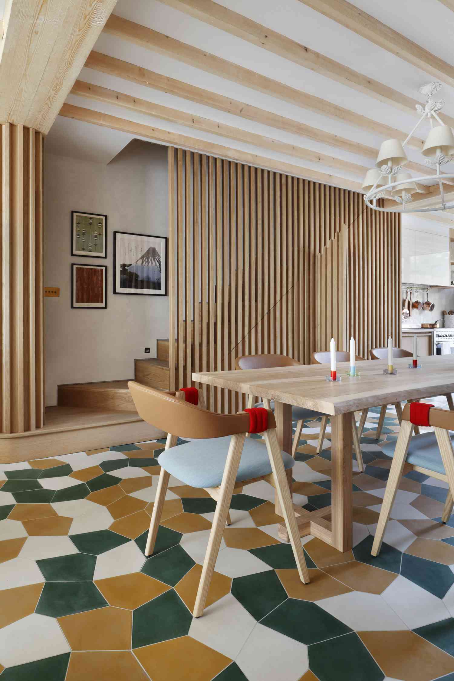Salle à manger avec carrelage vert et jaune.