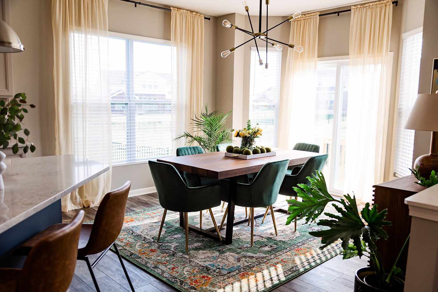 Salle à manger verte avec un tapis vert.